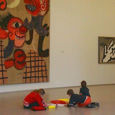 enfants qui dessinent sur le sol