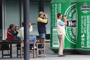 plane spotters avec des jumelles