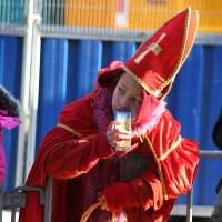 un enfant déguisé en Sint