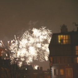 feux d'artifice et couple à la fenêtre