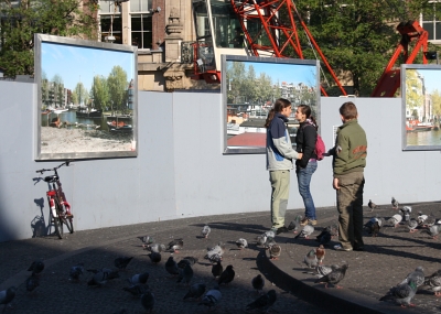 Les amoureux devant l'expo photos