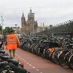 Gardien du parking des velos avec l'eglise Saint Nicolas au loin